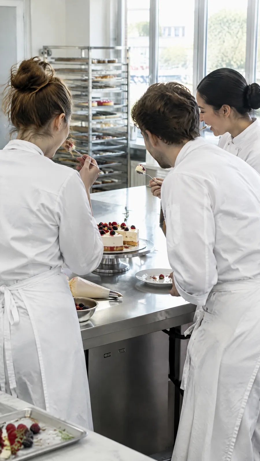 Il team della pasticceria assaggia una torta in laboratorio